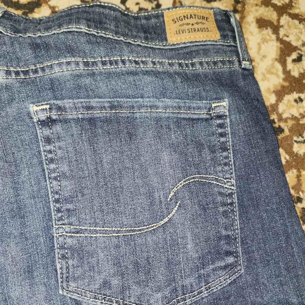 Women's Levi's Blue Denim Cuffed Shorts; 16 - Picture 8 of 11